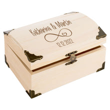 Lade das Bild in den Galerie-Viewer, Holzbox mit gravur Valentinstagsgeschenk Geschenk zum einjährigen  Schatztruhe Motiv Infinity Unendlichkeitssymbol | Personalisiert mit Namen | Liebe | Schatzkiste Geschenk als Erinnerung | Erinnerungsbox 
