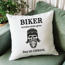 Lade das Bild in den Galerie-Viewer, Kissen mit Spruch &quot;Biker werden nicht grau. Das ist Chrom.&quot; | witzige Geschenkideen lustige witzige Motorrad Zubehör Merchandise Geburtstagsgeschenk Zierkissen Dekokissen Geschenke Deko Trends 2024 2025 lustige Männergeschenke Motorradliebhaber Motorradtreffen 
