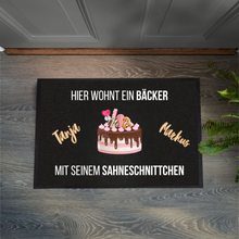 Lade das Bild in den Galerie-Viewer, Fußmatte &quot;Hier wohnt ein Bäcker mit seinem Sahneschnittchen&quot; Geschenk mit Spruch witzig selbst gestalten Schmutzfangmatte Fußabtreter waschbar für innen aussen Geschenkidee zum Umzug Einzug Richtfest Hausbau Valentinstagsgeschenk originelle Geschenke Hochzeitsgeschenke Partnergeschenk zum Jahrestag Hochzeitstag Dekotrends Türdeko Männergeschenke Ehemann Bauherren personalisiert günstig mitbringsel einstand einweihungsparty 1. wohnung Polterabend Brautpaar zur Verlobung Geschenk für Konditor Meister Kollege
