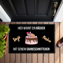 Lade das Bild in den Galerie-Viewer, Fußmatte &quot;Hier wohnt ein Bäcker mit seinem Sahneschnittchen&quot; Geschenk mit Spruch witzig selbst gestalten Schmutzfangmatte Fußabtreter waschbar für innen aussen Geschenkidee zum Umzug Einzug Richtfest Hausbau Valentinstagsgeschenk originelle Geschenke Hochzeitsgeschenke Partnergeschenk zum Jahrestag Hochzeitstag Dekotrends Türdeko Männergeschenke Ehemann Bauherren personalisiert günstig mitbringsel einstand einweihungsparty 1. wohnung Polterabend Brautpaar zur Verlobung Geschenk für Konditor Meister Kollege
