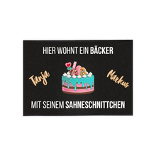 Lade das Bild in den Galerie-Viewer, Fußmatte &quot;Hier wohnt ein Bäcker mit seinem Sahneschnittchen&quot; Geschenk mit Spruch witzig selbst gestalten Schmutzfangmatte Fußabtreter waschbar für innen aussen Geschenkidee zum Umzug Einzug Richtfest Hausbau Valentinstagsgeschenk originelle Geschenke Hochzeitsgeschenke Partnergeschenk zum Jahrestag Hochzeitstag Dekotrends Türdeko Männergeschenke Ehemann Bauherren personalisiert günstig mitbringsel einstand einweihungsparty 1. wohnung Polterabend Brautpaar zur Verlobung Geschenk für Konditor Meister Kollege
