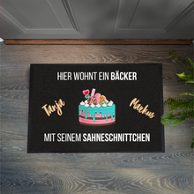 Lade das Bild in den Galerie-Viewer, Fußmatte &quot;Hier wohnt ein Bäcker mit seinem Sahneschnittchen&quot; Geschenk mit Spruch witzig selbst gestalten Schmutzfangmatte Fußabtreter waschbar für innen aussen Geschenkidee zum Umzug Einzug Richtfest Hausbau Valentinstagsgeschenk originelle Geschenke Hochzeitsgeschenke Partnergeschenk zum Jahrestag Hochzeitstag Dekotrends Türdeko Männergeschenke Ehemann Bauherren personalisiert günstig mitbringsel einstand einweihungsparty 1. wohnung Polterabend Brautpaar zur Verlobung Geschenk für Konditor Meister Kollege
