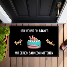 Lade das Bild in den Galerie-Viewer, Fußmatte &quot;Hier wohnt ein Bäcker mit seinem Sahneschnittchen&quot; Geschenk mit Spruch witzig selbst gestalten Schmutzfangmatte Fußabtreter waschbar für innen aussen Geschenkidee zum Umzug Einzug Richtfest Hausbau Valentinstagsgeschenk originelle Geschenke Hochzeitsgeschenke Partnergeschenk zum Jahrestag Hochzeitstag Dekotrends Türdeko Männergeschenke Ehemann Bauherren personalisiert günstig mitbringsel einstand einweihungsparty 1. wohnung Polterabend Brautpaar zur Verlobung Geschenk für Konditor Meister Kollege
