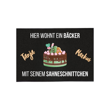 Lade das Bild in den Galerie-Viewer, Fußmatte &quot;Hier wohnt ein Bäcker mit seinem Sahneschnittchen&quot; Geschenk mit Spruch witzig selbst gestalten Schmutzfangmatte Fußabtreter waschbar für innen aussen Geschenkidee zum Umzug Einzug Richtfest Hausbau Valentinstagsgeschenk originelle Geschenke Hochzeitsgeschenke Partnergeschenk zum Jahrestag Hochzeitstag Dekotrends Türdeko Männergeschenke Ehemann Bauherren personalisiert günstig mitbringsel einstand einweihungsparty 1. wohnung Polterabend Brautpaar zur Verlobung Geschenk für Konditor Meister Kollege
