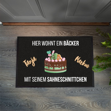 Lade das Bild in den Galerie-Viewer, Fußmatte &quot;Hier wohnt ein Bäcker mit seinem Sahneschnittchen&quot; Geschenk mit Spruch witzig selbst gestalten Schmutzfangmatte Fußabtreter waschbar für innen aussen Geschenkidee zum Umzug Einzug Richtfest Hausbau Valentinstagsgeschenk originelle Geschenke Hochzeitsgeschenke Partnergeschenk zum Jahrestag Hochzeitstag Dekotrends Türdeko Männergeschenke Ehemann Bauherren personalisiert günstig mitbringsel einstand einweihungsparty 1. wohnung Polterabend Brautpaar zur Verlobung Geschenk für Konditor Meister Kollege
