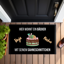 Lade das Bild in den Galerie-Viewer, Fußmatte &quot;Hier wohnt ein Bäcker mit seinem Sahneschnittchen&quot; Geschenk mit Spruch witzig selbst gestalten Schmutzfangmatte Fußabtreter waschbar für innen aussen Geschenkidee zum Umzug Einzug Richtfest Hausbau Valentinstagsgeschenk originelle Geschenke Hochzeitsgeschenke Partnergeschenk zum Jahrestag Hochzeitstag Dekotrends Türdeko Männergeschenke Ehemann Bauherren personalisiert günstig mitbringsel einstand einweihungsparty 1. wohnung Polterabend Brautpaar zur Verlobung Geschenk für Konditor Meister Kollege
