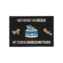 Lade das Bild in den Galerie-Viewer, Fußmatte &quot;Hier wohnt ein Bäcker mit seinem Sahneschnittchen&quot; Geschenk mit Spruch witzig selbst gestalten Schmutzfangmatte Fußabtreter waschbar für innen aussen Geschenkidee zum Umzug Einzug Richtfest Hausbau Valentinstagsgeschenk originelle Geschenke Hochzeitsgeschenke Partnergeschenk zum Jahrestag Hochzeitstag Dekotrends Türdeko Männergeschenke Ehemann Bauherren personalisiert günstig mitbringsel einstand einweihungsparty 1. wohnung Polterabend Brautpaar zur Verlobung Geschenk für Konditor Meister Kollege
