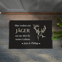 Lade das Bild in den Galerie-Viewer, Fußmatte &quot;Hier wohnt ein Jäger mit der Beute seines Lebens&quot; Paar Geschenke | Geschenkidee für Jagdliebhaber für Partner Partnergeschenke zum Valentinstag 1. Jahrestag Hochzeitstag romantische Geschenke zur Hochzeit zu Weihnachten Ehefrau Ehemann Freundin Freund Beziehung originelle Idee zum Verschenken Polterabend Jagdzubehör Hunting Merchandise Sprüche Männer personalisierte Hochzeitsgeschenke Wohn Hochzeit Trends 2024 2025 für Brautpaar Hausbau Umzug Einzug Türvorleger Fußabstreifer mit Namen 
