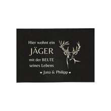 Lade das Bild in den Galerie-Viewer, Fußmatte &quot;Hier wohnt ein Jäger mit der Beute seines Lebens&quot; Paar Geschenke | Geschenkidee für Jagdliebhaber für Partner Partnergeschenke zum Valentinstag 1. Jahrestag Hochzeitstag romantische Geschenke zur Hochzeit zu Weihnachten Ehefrau Ehemann Freundin Freund Beziehung originelle Idee zum Verschenken Polterabend Jagdzubehör Hunting Merchandise Sprüche Männer personalisierte Hochzeitsgeschenke Wohn Hochzeit Trends 2024 2025 für Brautpaar Hausbau Umzug Einzug Türvorleger Fußabstreifer mit Namen 
