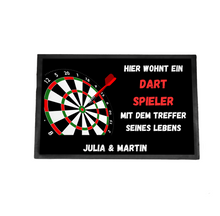 Lade das Bild in den Galerie-Viewer, Fußmatte &quot;Hier wohnt ein Dartspieler mit dem besten Treffer seines Lebens&quot; Geschenk mit Spruch witzig Schmutzfangmatte Fußabtreter waschbar für innen aussen Geschenkidee zum Umzug Einzug Richtfest Hausbau Valentinstagsgeschenk originelle Geschenke Hochzeitsgeschenke Partnergeschenk zum Jahrestag Hochzeitstag Türdeko Männergeschenke Ehemann Bauherren personalisiert günstig mitbringsel einstand einweihungsparty Polterabend Brautpaar Verlobung merchandise Dart zubehör Deko hochzeit Trends 2024 Dartspitzen
