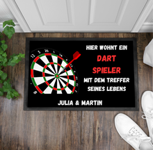 Lade das Bild in den Galerie-Viewer, Fußmatte &quot;Hier wohnt ein Dartspieler mit dem besten Treffer seines Lebens&quot; Geschenk mit Spruch witzig Schmutzfangmatte Fußabtreter waschbar für innen aussen Geschenkidee zum Umzug Einzug Richtfest Hausbau Valentinstagsgeschenk originelle Geschenke Hochzeitsgeschenke Partnergeschenk zum Jahrestag Hochzeitstag Türdeko Männergeschenke Ehemann Bauherren personalisiert günstig mitbringsel einstand einweihungsparty Polterabend Brautpaar Verlobung merchandise Dart zubehör Deko hochzeit Trends 2024 Dartspitzen
