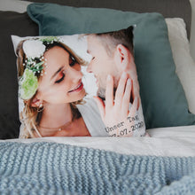 Lade das Bild in den Galerie-Viewer, Premium Foto Kissen 50 x 0 cm beidseitig bedruckt  mit eigenen Bild als personaliertes Geschenk zur Jahrestag zur Hochzeit beste Freunde selbst gestaltetes Fotogeschenk
