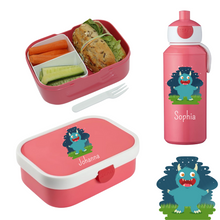 Lade das Bild in den Galerie-Viewer, Monster Rosti Mepal Brotdosen Campus mit Bento Einsatz und Trinkflaschen Campus Pop-up 400 ml personalisert mit Namen | Geschenkidee für Kinder | Geschenk zur Einschulung | zum 1. Schultag | Kindergarten Ausstattung personalisierte originelle Geschenke Schulkind 2024 2025 Geburtstagsgeschenk für Neffe Nichte Enkel Mädchen Junge 3 4 5 6 7 8 Jahre Sportflasche Digitaldruck Sublimation Fotogeschenke Schulzubehör Schultasche Sporttasche
