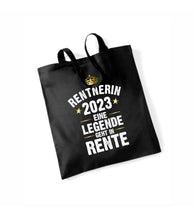 Lade das Bild in den Galerie-Viewer, Baumwolltasche &quot;Rentnerin 2023 - Eine Legende geht in Rente&quot; Abschiedsgeschenk für Kollegen zum Renteneintritt lustig witzig Rentnersprüche rentner geschenke mann frau kollegin chef ausbilder meister bauleiter ruhestand renteneintritt pension firmenaustritt jubiläum
