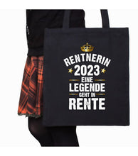 Lade das Bild in den Galerie-Viewer, Baumwolltasche &quot;Rentnerin 2023 - Eine Legende geht in Rente&quot; Abschiedsgeschenk für Kollegen zum Renteneintritt lustig witzig Rentnersprüche rentner geschenke mann frau kollegin chef ausbilder meister bauleiter ruhestand renteneintritt pension firmenaustritt jubiläum
