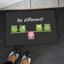 Lade das Bild in den Galerie-Viewer,  Fußmatte &quot;Be different&quot; (Eule) Dekotrends Türdeko lustige Schmutzfangmatte mit Spruch waschbar aussen Frauengeschenke Geschenkidee zum Einzug Umzug 1. Wohnung Einhornliebe Einhornfans pink beste Freundin Tochter für Frauen Kollegin Cousine Schwester Mitbringsel Einweihungsparty Weihnachtsgeschenk zum Geburtstag zum Einstand moderne Deko Terasse Garten Eingang Fußabtreter
