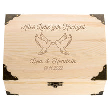 Lade das Bild in den Galerie-Viewer, Schatztruhe &quot;zur Hochzeit&quot; Trauringbox aus Holz mit Gravur | Personalisiert mit Namen | Schatzkiste Geschenk als Erinnerung | Erinnerungsbox
