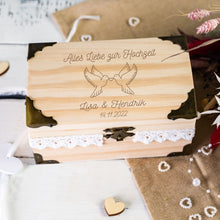 Lade das Bild in den Galerie-Viewer, Schatztruhe &quot;zur Hochzeit&quot; Trauringbox aus Holz mit Gravur | Personalisiert mit Namen | Schatzkiste Geschenk als Erinnerung | Erinnerungsbox
