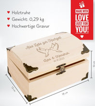 Lade das Bild in den Galerie-Viewer, Schatztruhe &quot;zur Hochzeit&quot; Trauringbox aus Holz mit Gravur | Personalisiert mit Namen | Schatzkiste Geschenk als Erinnerung | Erinnerungsbox
