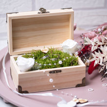 Lade das Bild in den Galerie-Viewer, Schatztruhe &quot;zur Hochzeit&quot; Trauringbox aus Holz mit Gravur | Personalisiert mit Namen | Schatzkiste Geschenk als Erinnerung | Erinnerungsbox
