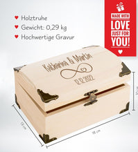 Lade das Bild in den Galerie-Viewer, Ringkissen Holz Hochzeitsgeschenk mit Gravur Schatztruhe Motiv Infinity Unendlichkeitssymbol | Personalisiert mit Namen | Liebe | Schatzkiste Geschenk als Erinnerung | Erinnerungsbox 
