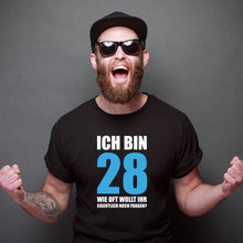 Lade das Bild in den Galerie-Viewer, T-Shirt &quot;Ich bin 28 - Wie oft wollt Ihr eigentlich noch fragen?&quot; - Geschenkidee für Opa Männer Fun Shirts für Opa Rentner witzige Geschenke
