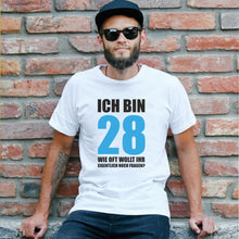 Lade das Bild in den Galerie-Viewer, T-Shirt &quot;Ich bin 28 - Wie oft wollt Ihr eigentlich noch fragen?&quot; - Geschenk für Kollegen zum Abschied für Rentner Männer Fun Shirts für Opa Rentner witzige Geschenke
