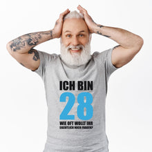 Lade das Bild in den Galerie-Viewer, T-Shirt &quot;Ich bin 28 - Wie oft wollt Ihr eigentlich noch fragen?&quot; - Geschenk zum 30 40 50 60. Geburtstag für Mann Männer Fun Shirts für Opa Rentner witzige Geschenke
