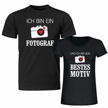 Lade das Bild in den Galerie-Viewer, T-Shirt SET &quot;Ich bin ein Fotograf&quot; &amp; &quot;Und ich bin sein bestes Motiv&quot; Partner Fun Shirts günstig billig made in Deutschland germany Funshirts mit Spruch 3XL XXXL Übergröße Hater Kommentar Antisocial Ich hasse Menschen Partnershirts Valentinstagsgeschenk Geschenk für Brautpaar Polterabend Verlobung Jahrestag
