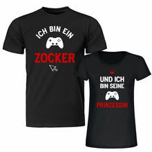 Lade das Bild in den Galerie-Viewer, T-Shirt SET &quot;Ich bin ein Zocker&quot; &amp; &quot;Und ich bin seine Prinzessin&quot; | Partner Shirts mit Spruch Funshirts für Paare Valentinstagsgeschenk Patnergeschenk zur Hochzeit Polterabend witzige Geschenke
