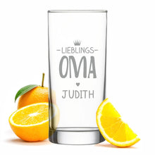 Lade das Bild in den Galerie-Viewer, personalisiertes Saftglas &quot;Lieblings-Oma&quot; mit Name | Geschenk Helden | schenkstore.de | originelle Geschenkideen &amp; Unikate
