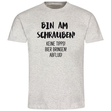 Lade das Bild in den Galerie-Viewer, T-Shirt &quot;Bin am Schrauben! Keine Tipps! Bier bringen! Abflug!&quot; | Männer Geschenk für Kfz Mechatroniker Fun Shirts mit lutstigen Sprüchen
