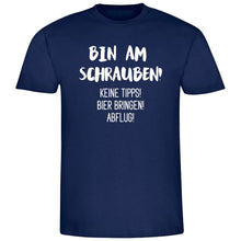 Lade das Bild in den Galerie-Viewer, T-Shirt &quot;Bin am Schrauben! Keine Tipps! Bier bringen! Abflug!&quot; | Männer Geschenk für Kfz Mechatroniker Fun Shirts mit lutstigen Sprüchen
