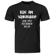 Lade das Bild in den Galerie-Viewer, T-Shirt &quot;Bin am Schrauben! Keine Tipps! Bier bringen! Abflug!&quot; | Männer Geschenk für Kfz Mechatroniker Fun Shirts mit lutstigen Sprüchen
