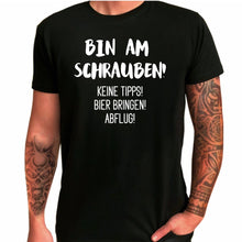 Lade das Bild in den Galerie-Viewer, T-Shirt &quot;Bin am Schrauben! Keine Tipps! Bier bringen! Abflug!&quot; | Männer Geschenk für Kfz Mechatroniker Fun Shirts mit lutstigen Sprüchen
