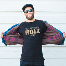 Lade das Bild in den Galerie-Viewer, T-Shirt &quot;Der mit dem Holz tanzt&quot;
