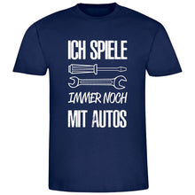 Lade das Bild in den Galerie-Viewer, cooles mit Spruch T-Shirt &quot;Ich spiele immer noch mit Autos&quot; Fun Shirts mit Spruch für Männer Kollegen Ehemann Schrauber Geschenkidee
