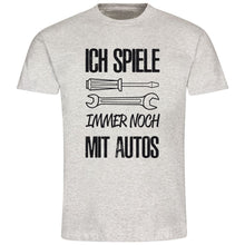 Lade das Bild in den Galerie-Viewer, cooles mit Spruch T-Shirt &quot;Ich spiele immer noch mit Autos&quot; Fun Shirts mit Spruch für Männer Kollegen Ehemann Schrauber Geschenkidee
