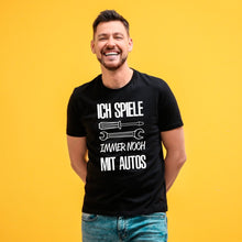 Lade das Bild in den Galerie-Viewer, cooles mit Spruch T-Shirt &quot;Ich spiele immer noch mit Autos&quot; Fun Shirts mit Spruch für Männer Kollegen Ehemann Schrauber Geschenkidee
