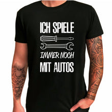 Lade das Bild in den Galerie-Viewer, cooles mit Spruch T-Shirt &quot;Ich spiele immer noch mit Autos&quot; Fun Shirts mit Spruch für Männer Kollegen Ehemann Schrauber Geschenkidee
