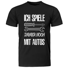 Lade das Bild in den Galerie-Viewer, cooles mit Spruch T-Shirt &quot;Ich spiele immer noch mit Autos&quot; Fun Shirts mit Spruch für Männer Kollegen Ehemann Schrauber Geschenkidee
