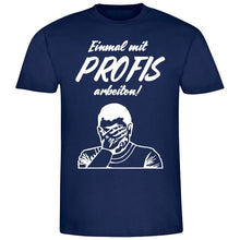 Lade das Bild in den Galerie-Viewer, T-Shirt &quot;Einmal mit Profis arbeiten&quot; T-Shirt &quot;Happy Aua - Einmal frech werden - zwei Ohrfeigen&quot; Fun Shirt mit frechen Spruch Hater Sprüche ich hasse Menschen Männer Geschenk T-Shirt &quot;Einmal mit Profis arbeiten&quot; | Funshirts für Kollegen | Hater Sprüche lustig cool
