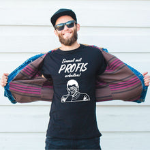 Lade das Bild in den Galerie-Viewer, T-Shirt &quot;Einmal mit Profis arbeiten&quot; T-Shirt &quot;Happy Aua - Einmal frech werden - zwei Ohrfeigen&quot; Fun Shirt mit frechen Spruch Hater Sprüche ich hasse Menschen Männer Geschenk T-Shirt &quot;Einmal mit Profis arbeiten&quot; | Funshirts für Kollegen | Hater Sprüche lustig cool
