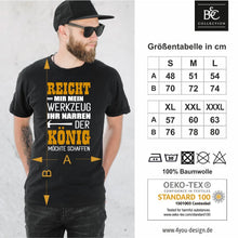 Lade das Bild in den Galerie-Viewer, lustige Männergeschenke Geschenk für Lieblingskollege T-Shirt &quot;Reicht mir mein Werkzeug Ihr Narren - Der König möchte schaffen&quot; Geschenkidee für Männer | Funshirts mit coolen witzigen Sprüchen für Handwerker Schrauber Chef Geschenkidee für Kollegen Autotuner Freunde Brüder Shirts mit Hater Kommentaren frech Fun Fact Digitaldruck Shirts selbst gestalten 
