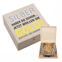 Lade das Bild in den Galerie-Viewer, echtes Hufeisen mit Gravur &amp; Holzbox &quot;Silber haben sie schon… jetzt wollen Sie gold! Alles Gute zur Silberhochzeit!&quot; echt getragenes Hufeisen mit Gravur originelle Geschenke &amp; Unikate originelle mit Gravur | schenkstore.de Glücksbringer zum Jubiläum für Brautpaar 25. Hochzeitstag Präsente mit Stil edle Geschenkideen zur Hochzeit was schenkt man einen alten Brautpaar? für Großeltern zur Erinnerung Geschenke Trends Deko Trends Hochzeit 2023 2024 2025 Wanddeko Türdeko für besondere Momente Menschen 
