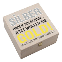 Lade das Bild in den Galerie-Viewer, echtes Hufeisen mit Gravur &amp; Holzbox &quot;Silber haben sie schon… jetzt wollen Sie gold! Alles Gute zur Silberhochzeit!&quot; echt getragenes Hufeisen mit Gravur originelle Geschenke &amp; Unikate originelle mit Gravur | schenkstore.de Glücksbringer zum Jubiläum für Brautpaar 25. Hochzeitstag Präsente mit Stil edle Geschenkideen zur Hochzeit was schenkt man einen alten Brautpaar? für Großeltern zur Erinnerung Geschenke Trends Deko Trends Hochzeit 2023 2024 2025 Wanddeko Türdeko für besondere Momente Menschen 
