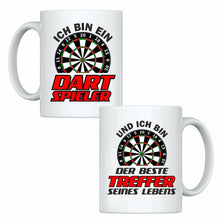 Lade das Bild in den Galerie-Viewer, Tassen Set &quot;Ich bin ein Dart Spieler&quot; &amp; &quot;Und ich bin der beste Treffer seines Lebens&quot; | Paar Geschenke | Geschenkidee für Dartliebhaber  für Partner Partnergeschenke zum Valentinstag 1. Jahrestag Hochzeitstag romantische Geschenke zur Hochzeit zu Weihnachten Ehefrau Ehemann Freundin Freund Beziehung originelle Idee zum Verschenken Polterabend Dartzubehör Dart Deko
