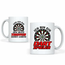 Lade das Bild in den Galerie-Viewer, Tassen Set &quot;Ich bin ein Dart Spieler&quot; &amp; &quot;Und ich bin der beste Treffer seines Lebens&quot; | Paar Geschenke | Geschenkidee für Dartliebhaber  für Partner Partnergeschenke zum Valentinstag 1. Jahrestag Hochzeitstag romantische Geschenke zur Hochzeit zu Weihnachten Ehefrau Ehemann Freundin Freund Beziehung originelle Idee zum Verschenken Polterabend Dartzubehör Dart Deko
