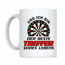 Lade das Bild in den Galerie-Viewer, Tassen Set &quot;Ich bin ein Dart Spieler&quot; &amp; &quot;Und ich bin der beste Treffer seines Lebens&quot; | Paar Geschenke | Geschenkidee für Dartliebhaber  für Partner Partnergeschenke zum Valentinstag 1. Jahrestag Hochzeitstag romantische Geschenke zur Hochzeit zu Weihnachten Ehefrau Ehemann Freundin Freund Beziehung originelle Idee zum Verschenken Polterabend Dartzubehör Dart Deko
