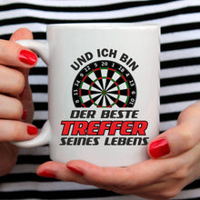 Lade das Bild in den Galerie-Viewer, Tassen Set &quot;Ich bin ein Dart Spieler&quot; &amp; &quot;Und ich bin der beste Treffer seines Lebens&quot; | Paar Geschenke | Geschenkidee für Dartliebhaber  für Partner Partnergeschenke zum Valentinstag 1. Jahrestag Hochzeitstag romantische Geschenke zur Hochzeit zu Weihnachten Ehefrau Ehemann Freundin Freund Beziehung originelle Idee zum Verschenken Polterabend Dartzubehör Dart Deko
